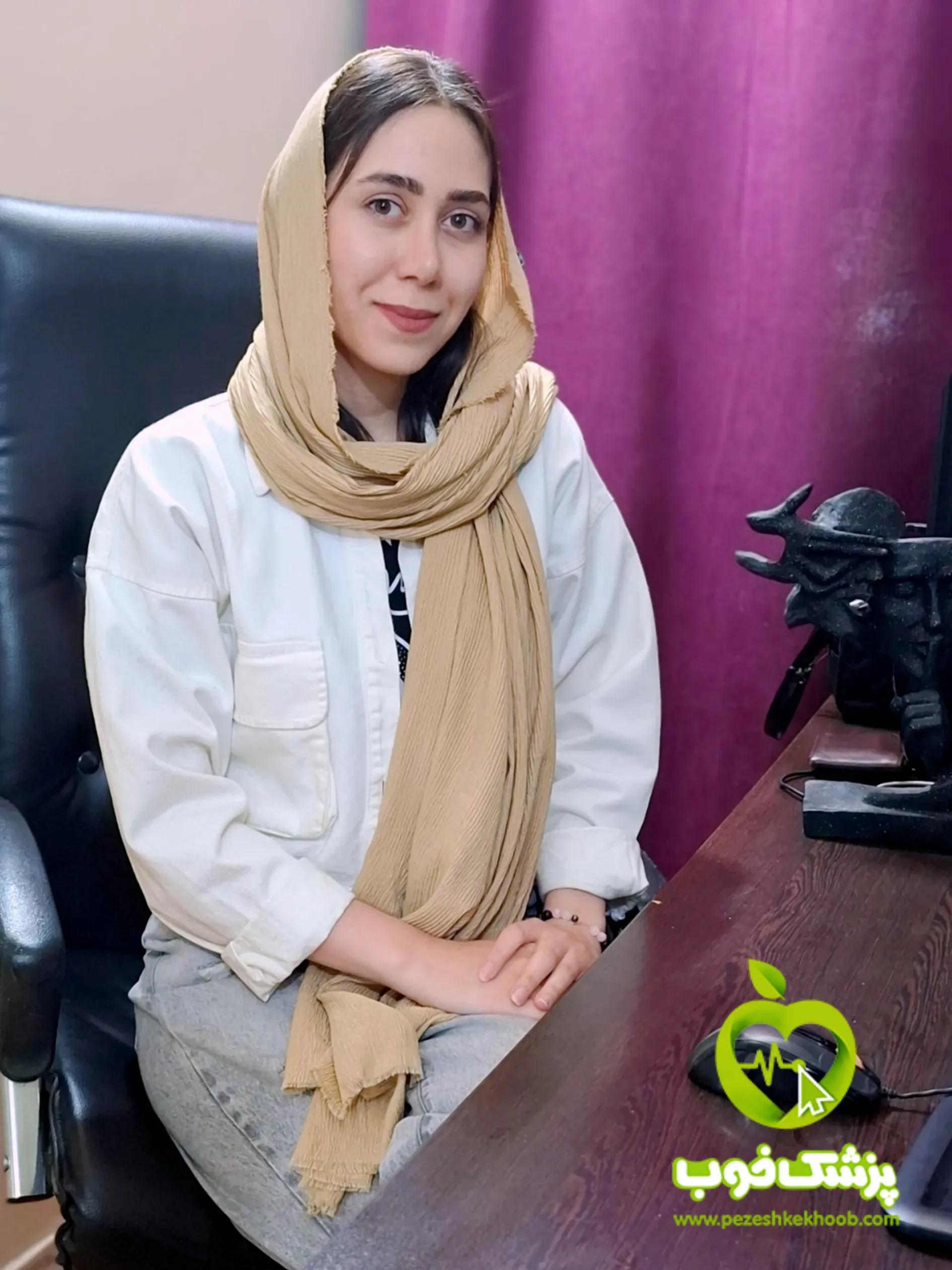 نگین سادات  غیاثی
